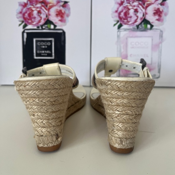 BURBERRY white patent leather with Novacheck thong heels. Size 41. Preloved. - Picture 4 of 9